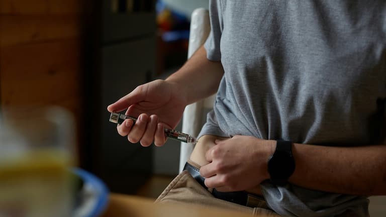 diferenca-tirzepatida-semaglutida (2) Pessoa aplicando medicamento injetável na região abdominal com uso de canetas de tirzepatida ou semaglutida para tratamento do diabetes tipo 2 e controle do peso.
